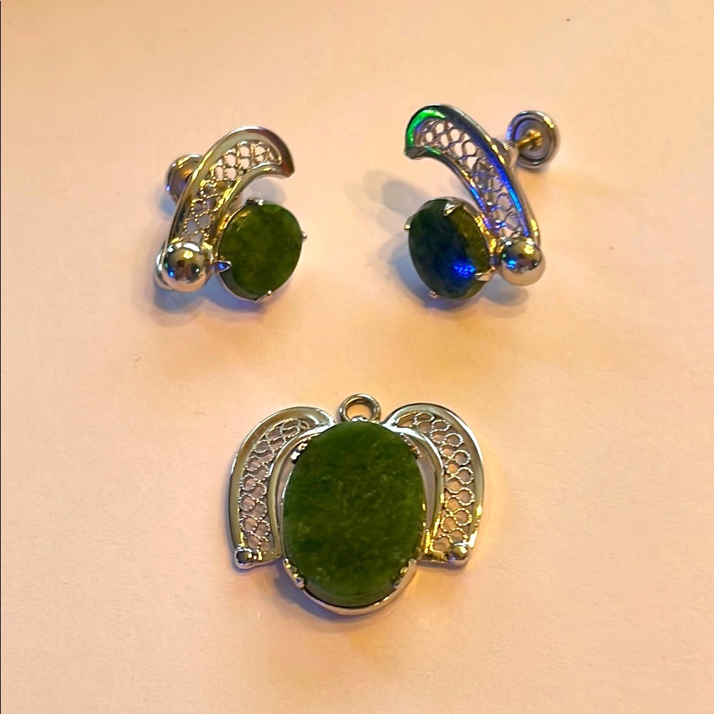 Elegant Sterling Silver and Green Jade Jewelry Set - Picture 2 of 7